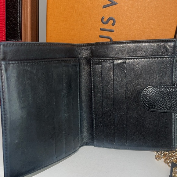 🔥EUC Chanel caviar bifold wallet🔥 Full inclusion - Picture 5 of 10